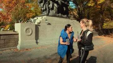 Sac Niki en cuir vintage noir Saint Laurent porté par Jess Taylor tel que vu dans Owning Manhattan (S02E01)