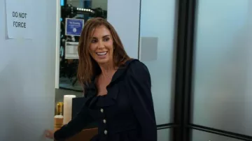 Veste courte à volants bleu marine Alessandra Rich portée par (Emilia Bechrakis) comme on le voit dans Owning Manhattan (S02E04)