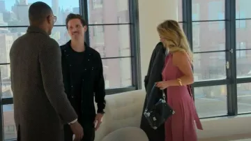 Sac en cuir noir en cuir Louis Vuitton porté par Jess Tayloras vu dans Owning Manhattan (S02E05)