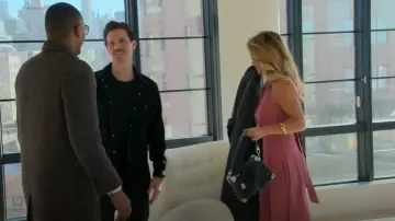 Sac en cuir noir en cuir Louis Vuitton porté par Jess Tayloras vu dans Owning Manhattan (S02E05)