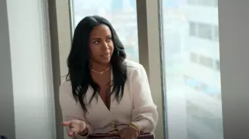 Cardigan blanco Urban Revivo que lleva Tricia Lee como se ve en Owning Manhattan (S02E05)