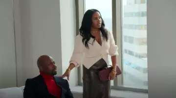 Clutch de cuero Borgoña Bottega Veneta usado por Tricia Lee tal como se ve en Owning Manhattan (S02E05)