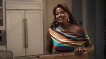 Camiseta Staud Phare usada por Vivian Banks (Cassandra Freeman) como se ve en Bel-Air (S04E08)