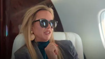 Famarine mate, des grandes boucles d’oreilles dorées à gros disque portées par Jess Taylor telles que vues dans Owning Manhattan (S02E06)