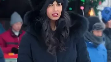 Une veste doudounée Jameela Jamil 2025 de Merry Little Ex portée par Tess Wiley (Jameela Jamil) dans A Merry Little Ex-Mas