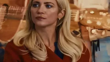 La Bête en Moi 2025 Trench-Coat Brittany Snow Brown porté par Nina Jarvis (Brittany Snow) dans The Beast in Me (S01)