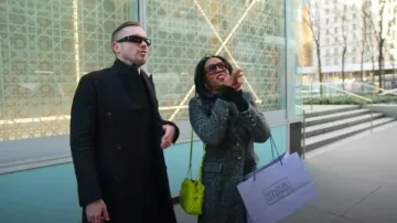 Sac en cuir tissé Bottega Veneta Kiwi Green porté par Tricia Lee tel que vu dans Owning Manhattan (S02E06)