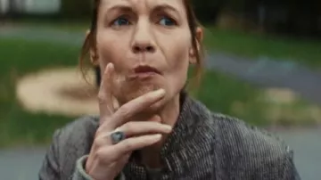 La Bête en Moi 2025 Veste grise Claire Danes portée par Aggie Wiggs (Claire Danes) dans The Beast in Me (S01)