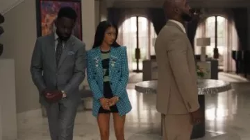 Smythe Not Una americana de pagoda cruzada que lleva Ashley Banks (Akira Akbar) como se ve en Bel-Air (S04E08)
