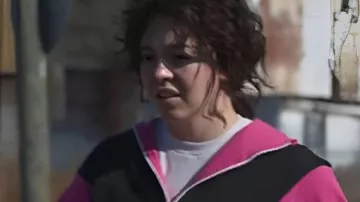 Sudadera de pista rosa y negra de CHRISTY Sweeney 2025 llevada por Christy Martin (Sydney Sweeney) en Christy