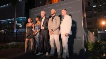 Sandalias de charol recortadas negras de Jimmy Choo usadas por Jess Taylor tal como se ve en Owning Manhattan (S02E07)