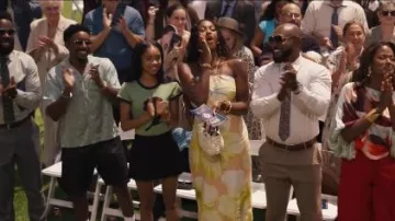 Camiseta básica de algodón de gosete, peonía y peonía para bebé, llevada por Ashley Banks (Akira Akbar) tal como se ve en Bel-Air (S04E08)