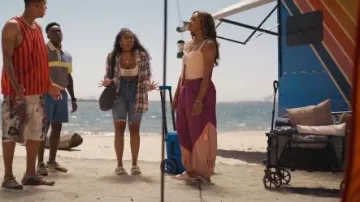 Sandalia Birkenstock Arizona Stealth Buckle Eva Slide usada por Lisa Wilkes (Simone Joy Jones) tal como se ve en Bel-Air (S04E08)