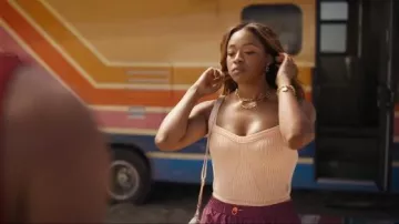 Camiseta perfectamente placada para personas libres que lleva Lisa Wilkes (Simone Joy Jones) como se ve en Bel-Air (S04E08)