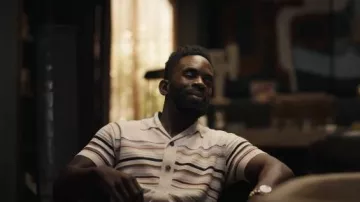 Chemise à manches courtes en coton rayé signature Paul Smith Ecru portée par Geoffrey Thompson (Jimmy Akingbola) telle que vue dans Bel-Air (S04E08)