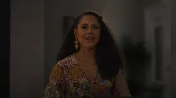 Chaqueta Sezane Eunice con estampado beige de bosque pastel llevada por Penélope García (Lenora Crichlow) vista en Bel-Air (S04E08)
