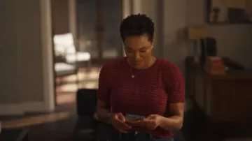 Jersey de manga corta con textura superfina DKNY llevado por Viola Smith (April Parker Jones) visto en Bel-Air (S04E08)