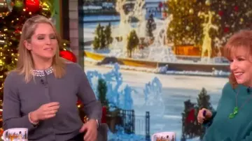 Cárdigan de lana merino adornada con Daro de Veronica Beard que lleva Sara Haines, tal como se ve en The View el 9 de diciembre de 2025