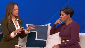 Robe Midi boutonnée en maille côtelée Reiss Willow portée par Tamron Hall vue lors du Tamron Hall Show le 9 décembre 2025