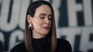 Grandes boucles d’oreilles Bottega Veneta portées par Carrington Lane (Sarah Paulson) telles que vues dans All’s Fair (S01E08)
