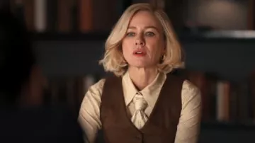 Chemise Gucci Silk Jacquard portée par Liberty Ronson (Naomi Watts) telle que vue dans All’s Fair (S01E08)