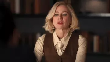 Camisa de seda Jacquard Gucci usada por Liberty Ronson (Naomi Watts) vista en All's Fair (S01E08)
