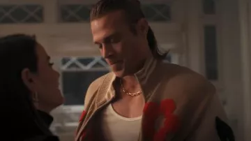 Kith Floral Crest Wyona Full Zip Pull porté par Chase Munroe (Matthew Noszka) tel que vu dans All’s Fair (S01E08)