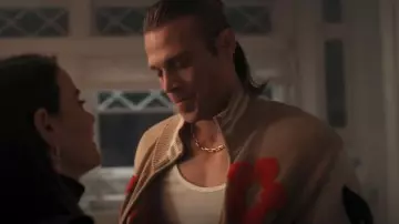 Kith Floral Crest Wyona Full Zip Pull porté par Chase Munroe (Matthew Noszka) tel que vu dans All’s Fair (S01E08)