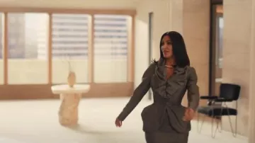 Traje de falda de rayas alfiladas con etiqueta roja de los 90 de Vivienne Westwood llevado por Allura Grant (Kim Kardashian) tal como se ve en All's Fair (S01E08)