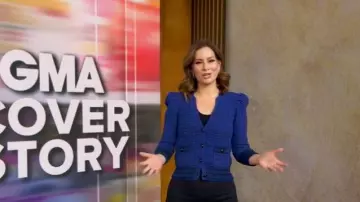 Cardigan L’Agence Jenni Waffle-Knit porté par Rebecca Jarvis tel que vu dans Good Morning America le 9 décembre 2025