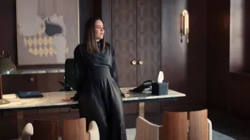 Vestido Midi de seda Alaia con escote y corbata usado por Carrington Lane (Sarah Paulson) visto en All's Fair (S01E08)