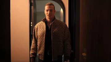 Veste de col collier en laine en ébène en ébène Jacquard entièrement imprimée portée par Chase Munroe (Matthew Noszka) comme on le voit dans All’s Fair (S01E08)