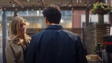 Aritzia The Splendor Trench Coat que lleva Desi (Stephanie Morano) visto en Ripple (S01E02)