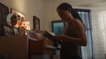 Free People Camiseta de tirantes con cuello en U que lleva Aria (Sydney Agudong) vista en Ripple (S01E02)