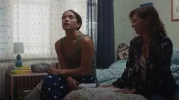 Pantalon de Pigjama Gap Poplin porté par Aria (Sydney Agudong) tel que vu dans Ripple (S01E02)