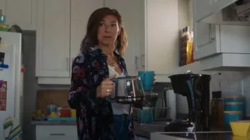 Anthropologie La chemise détendue boutonnée Hadley Pilcro Velvet Edition Floral portée par Millie Perry (Sherry Miller) telle que vue dans Ripple (S01E02)