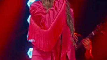 Blazer rosa con flecos llevado por (Britnee Kellogg) en The Road (S01)
