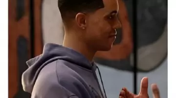 Bel-Air S04 Will Smith sudadera morada con estampado de ventana que lleva Will Smith (Jabari Banks) tal y como se ve en Bel-Air