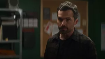 Chemise en flanelle Uniqlo portée par Nate (Ian Harding) telle que vue dans Ripple (S01E04)