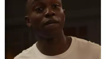 Bel-Air S04 Carlton Banks con gráfica con impresión manual blanca tal como se ve en Bel-Air