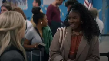 Camiseta elástica con chispa de Bella Dahl con estampado de rayas oxidadas llevada por Celia (Shanice Johnson) como se ve en Ripple (S01E04)