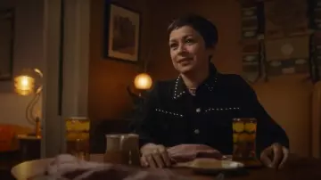 Chaqueta Gap Oversized Icon con tachuelas, Denim BoHo Biker Goth Adornada, llevada por Kris (Julia Chan) como se ve en Ripple (S01E04)