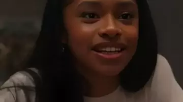 Bel-Air S04 Akira Akbar Heart Print T-shirt usada por Ashley Banks (Akira Akbar) vista en Bel-Air