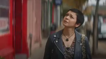 Allsaints Squid Ink Blue Dalby Leather Biker llevado por Kris (Julia Chan) tal y como se ve en Ripple (S01E04)