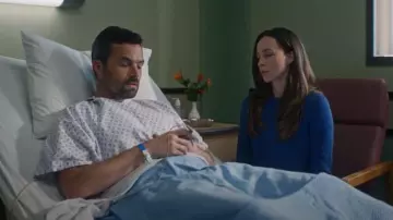 Jersey de algodón-seda de cuello redondo de Banana Republic llevado por Claire (Vanessa Smythe) visto en Ripple (S01E04)