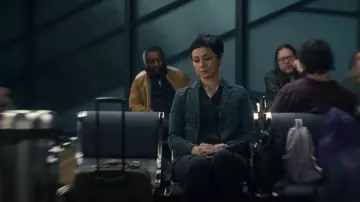 M Missoni Prenda de punto usada por Kris (Julia Chan) como se ve en Ripple (S01E04)
