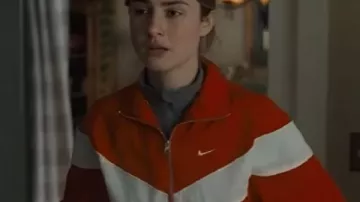 La retorcida historia de Amanda Knox Grace Van Patten Chaqueta de chándal que lleva Amanda Knox (Grace Van Patten) tal como se ve en La retorcida historia de Amanda Knox (T01)