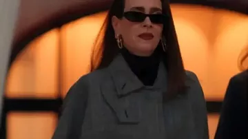 All’s Fair S01 Sarah Paulson Grey Coat porté par Carrington Lane (Sarah Paulson) tel que vu dans All’s Fair (S01E09)