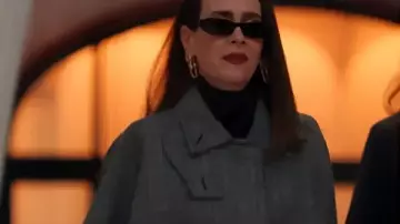 Abrigo gris Sarah Paulson S01 de All's Fair llevado por Carrington Lane (Sarah Paulson) tal como se ve en All's Fair (S01E09)