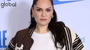 Chaqueta de rayas Jessie J Jingle Bell Ball 2025 en Jessie J - Etiqueta de precio (En directo en el Jingle Bell Ball de Capital 2025) | Capital